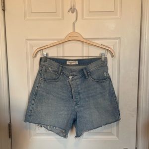 ABERCROMBIE HIGH RISE CROSS WAIST DAD SHORTS LIGHT WASH